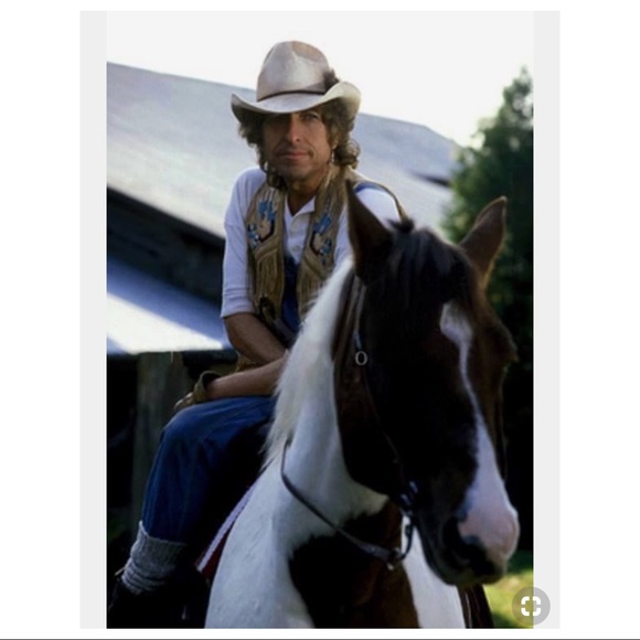 Lay, lady, lay, lay across my big brass bed
Lay - Picture 1 of 8